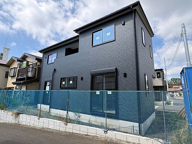 【外観:2階建て外観(東千葉2)】工事が進み、足場が外れました。
陽当り良好です!
建築中のご見学希望も受付中です。