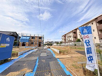 分譲地（建築中）の外観