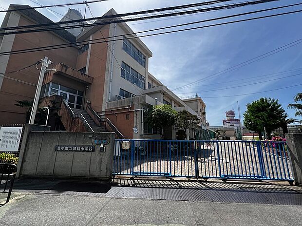 箕輪小学校(約130m)