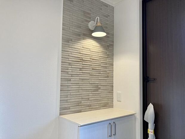 【【B区画】玄関】玄関は壁タイルを照明で照らしアイキャッチポイントとしました。