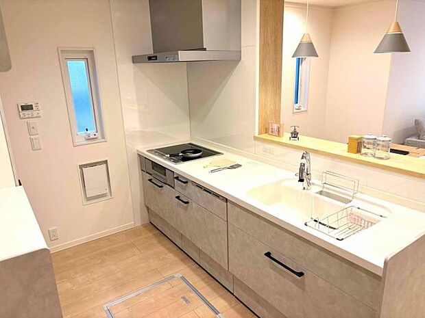 【【B区画】キッチン】キッチンは配膳時にもお役立ちのカウンターを設けました。また、空間をスッキリ見せながらも生活感が見えがちな手元を隠してくれます。