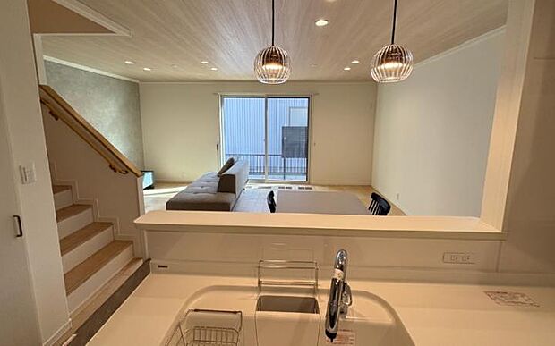 【キッチン】キッチンからLDK全体が見渡せ、家族とコミュニケーションが取りやすい間取りです♪(2025年9月撮影)