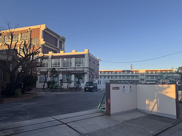 荒子小学校(約560m・徒歩7分)