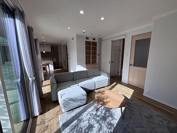 【【C区画】リビング】【C区画】リビングソファーの後ろに家族の収納スペースとして活用できる壁内収納（撮影日：2025年12月）