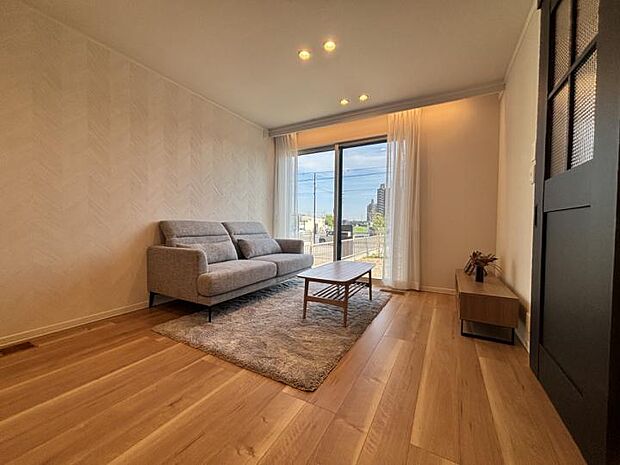 【【A区画】リビング】温かみのあるフローリングで、ゆったりと過ごせるリビング