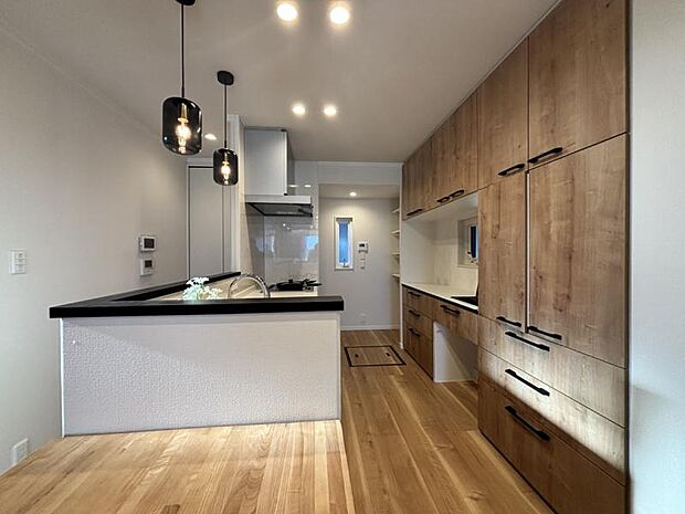 【A区画】配膳もラクにキッチンに隣接したダイニング（2025年8月撮影）