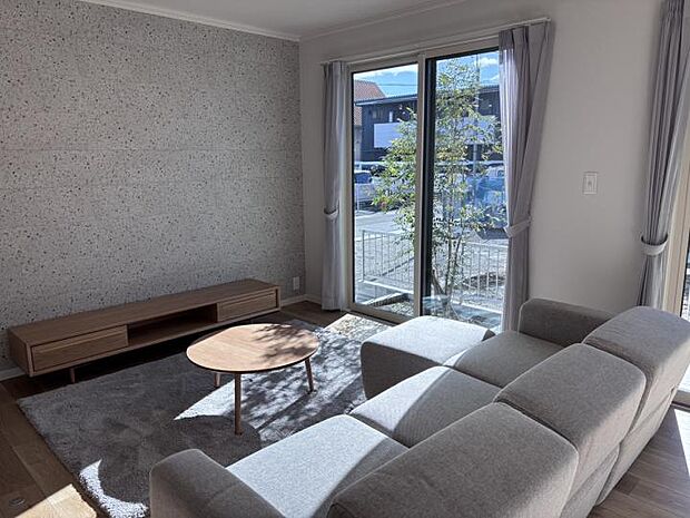 【【C区画】リビング】【C区画】リビングソファーから緑（植栽）が見える設計になっており、抜けと受けの関係性が出来てます。（撮影日：2025年12月）