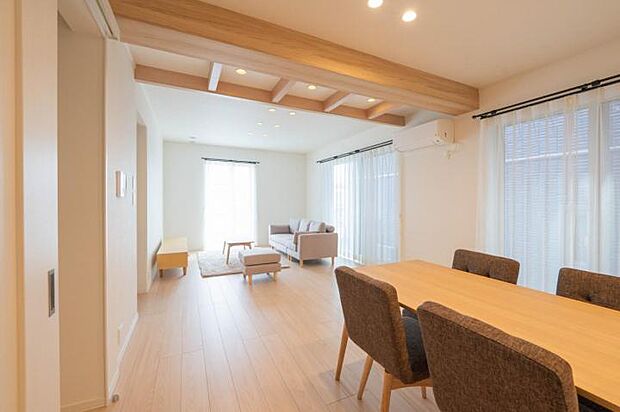 【【C号地】LDK】【C号地】リビングは天井梁が目を引く空間です