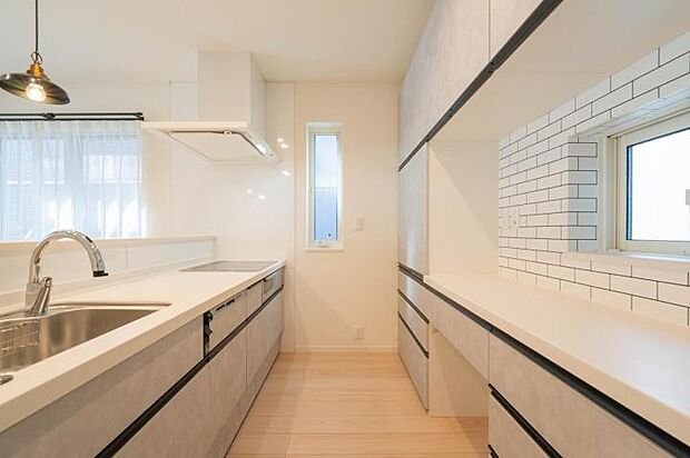 【【C号地】キッチン】【C号地】収納多数のキッチンスペース♪カップボード・食器棚・吊戸と使用頻度や用途別に収納可能です