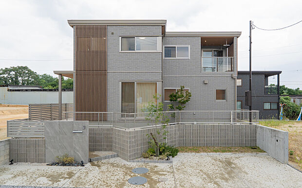 【A区画ダイニング】落ち着いたダークウッド調のダイニングキッチン。南向きに窓があるので明るい空間で食事を楽しめます。ダイニングテーブルセット付きです。（2025年5月撮影）