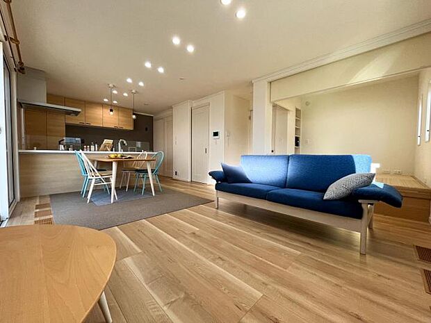 【【施工事例】LDK+タタミスペース　】LDKと隣接した畳スペースは洗濯物を畳んだりヨガをしたり、お子様が遊んだりとフレキシブルな使い方ができます。