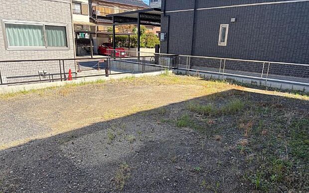 【現地写真（2024年11月撮影）】北西道路に接した道路幅員約8ｍと車の出し入れがスムーズです（2024年11月撮影）