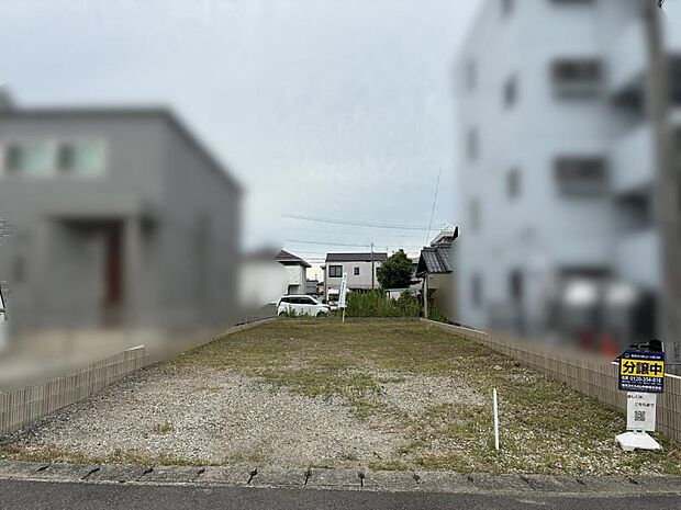 幅員6m前面道路に7.8m接道間口です!並列で車3台駐車できます。【2025年8月撮影】