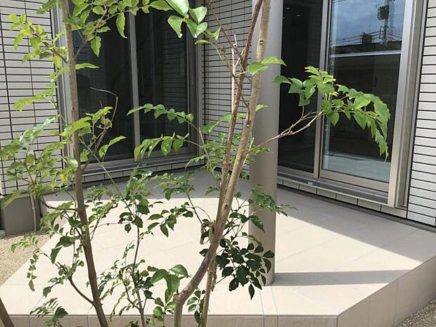 【【施工事例】タイルデッキ】リビングと庭とのつながりを生みだします