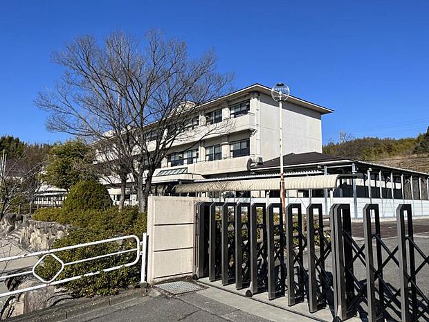 朝日中学校(約2,100m・徒歩27分)