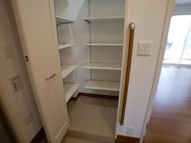 【【施工事例】玄関横シューズクローク】【施工事例】玄関横シューズクローク ベビーカーやアウトドア用品も収納できます。