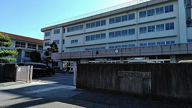 三和小学校 まで約290m～310m (徒歩約4分)　