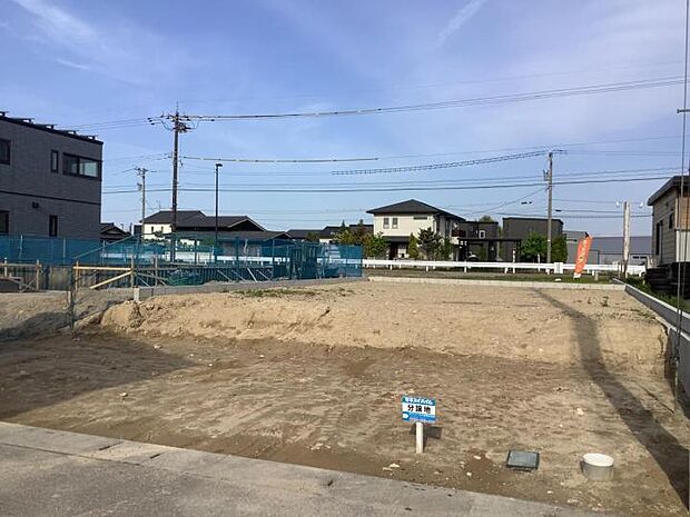 【【E号地】】道路より一段高い地盤面は、通りからの視線配慮に効果が得られます♪(2023年4月撮影)