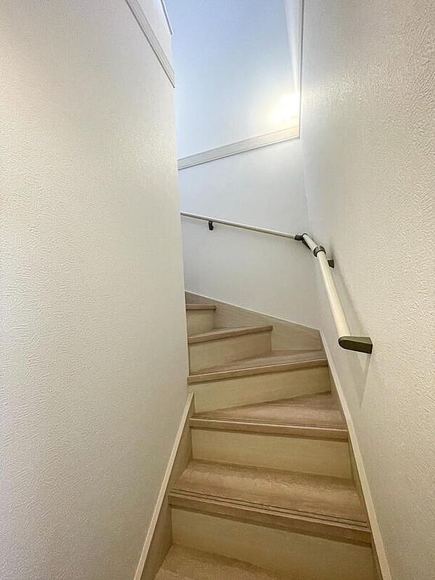 【【階段】】安全面に配慮された手すり付きの階段です。LDKを通って2階へ上がる動線を採用しています。会話が弾み、ご家族の笑顔があふれる住まいです。
