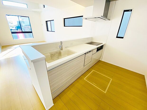 【キッチン】ダイニングに面した対面式キッチンでは、できたてのお料理がすぐテーブルに出せます
