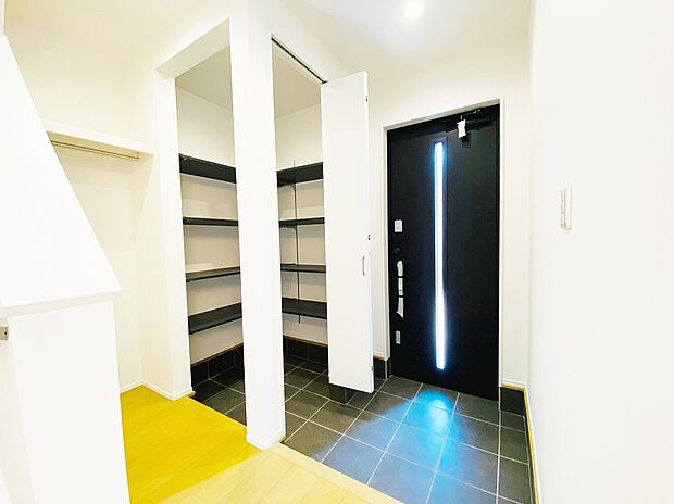 【玄関収納】玄関横にシューズボックスがついているので、片付いた玄関がキープできます