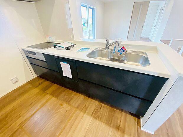 【キッチン】ダイニングに面した対面式キッチンでは、できたてのお料理がすぐテーブルに出せます
