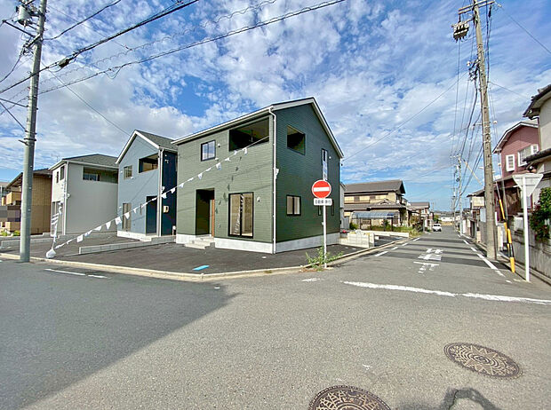 〇●前面道路(撮影2025年11月)●〇
堂々完成!即入居可!
アイデムホーム南店は緑区役所から徒歩2分!
水曜日も営業しております!