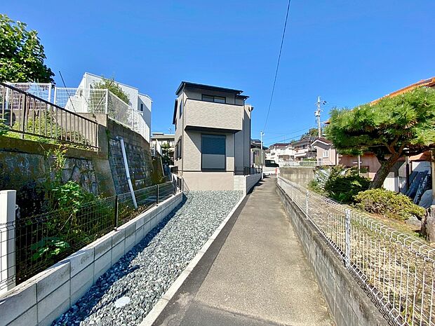 〇●前面道路(撮影2025年10月)●〇　　
堂々完成！即入居可！　　　　　　　　　　　　
アイデムホーム南店は緑区役所から徒歩2分！
水曜日も営業しております！　　　　　