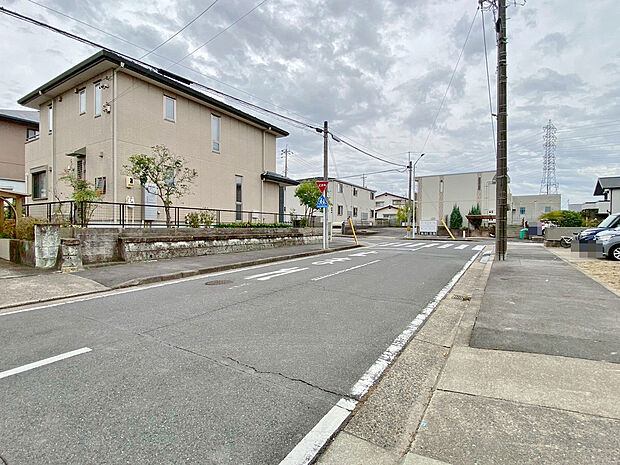 〇●前面道路(撮影2025年11月)●〇
モデル案内も承ります!
アイデムホーム南店は緑区役所から徒歩2分!
水曜日も営業しております!