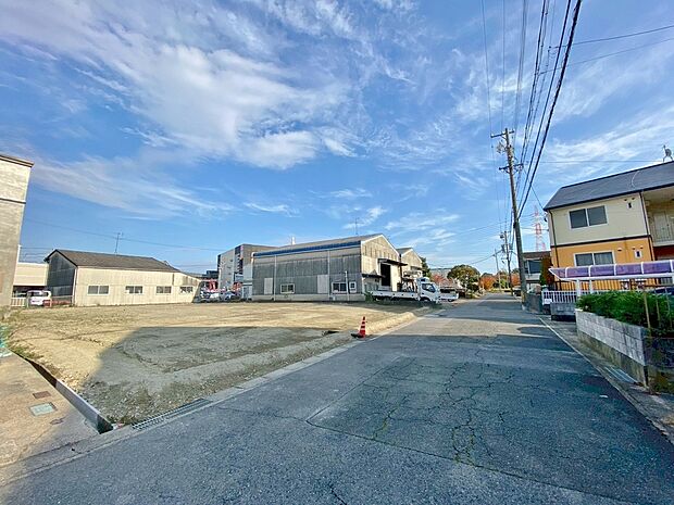 〇●前面道路(撮影2025年11月)●〇
モデル案内も承ります!
アイデムホーム南店は緑区役所から徒歩2分!
水曜日も営業しております!