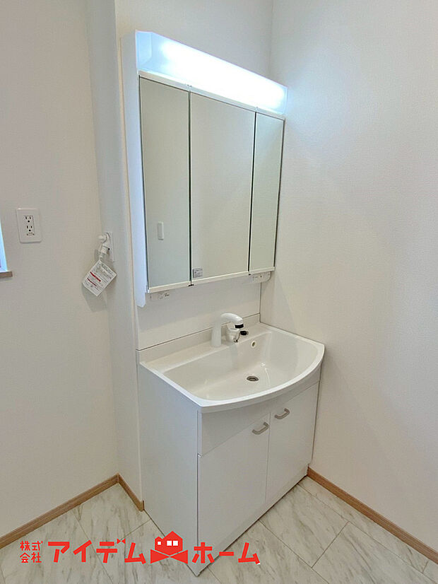 【洗面】ゆとりの洗面スペースで朝の身支度も快適スムーズに。3面鏡で髪のセットやお化粧もストレスなくこなせ、朝から気分良く通勤通学に向かえそうですね!鏡の裏にはたっぷりと収納スペースを標準装備!