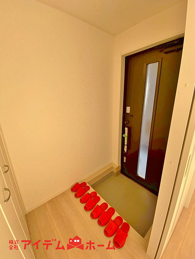 【玄関】住まう人も来客も入った時にワクワクさせてくれるオシャレな玄関。収納もたっぷりあるので、靴がたくさんあっても安心!気持ちの良い朝は、毎日ここからスタートしていきます。