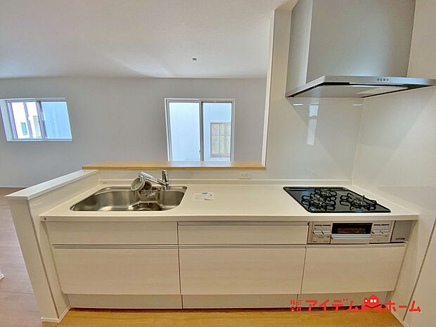 【キッチン】本を読みながら料理をしたり、家族とコミュニケーションを取りながら家事をしたり。毎日使い、案外長い時間を過ごす場所だからこそ妥協したくない部分ですね。