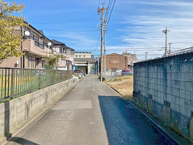 【前面道路】〇●前面道路(撮影2025年10月)●〇
モデル案内も承ります!
アイデムホーム南店は緑区役所から徒歩2分!
水曜日も営業しております!