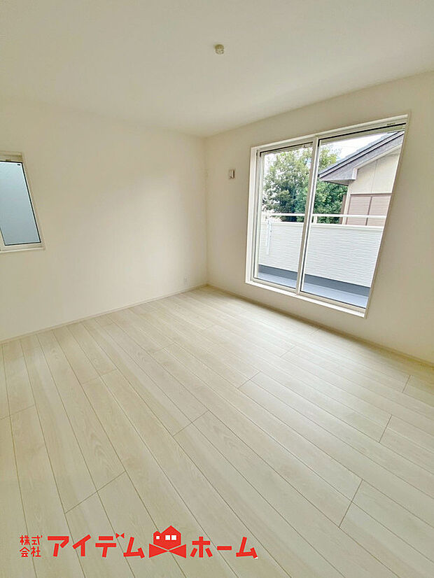 【洋室】大きな窓からたっぷりと陽光が注がれる明るい空間。家族の成長に対応できる永住仕様の間取り。一日の疲れをいやしてくれる洋室。時を忘れて過ごす場所として過ごせるお部屋。