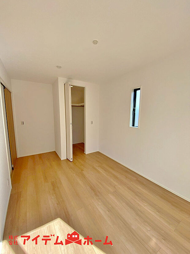 【洋室】家族一人ひとりの大切なプライベート空間。趣味に合わせて使って頂けるようシンプルに仕上げてあります。暮らし心地を大きく左右する収納を、適材適所に配置し使い勝手を考慮しました。