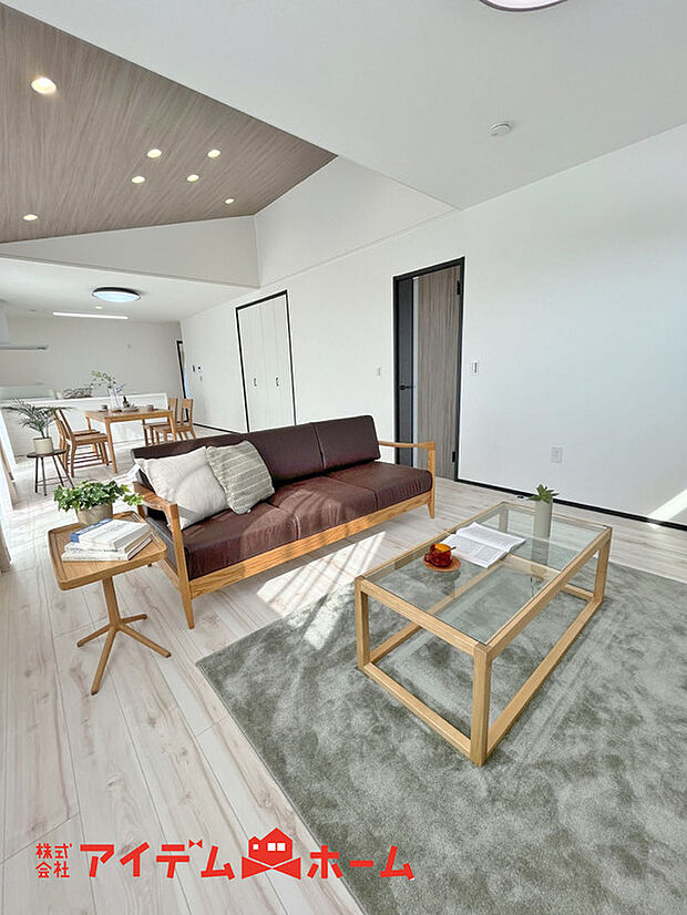 【リビング】ここにはみんなが集い、食事と楽しい会話が始まる。話に夢中になりすぎて、ついつい時を忘れてしまう。そんな束の間の幸せを感じさせてくれる場所。