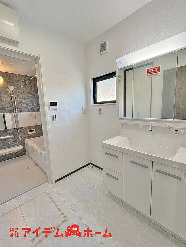 【洗面】ゆとりの洗面スペースで朝の身支度も快適スムーズに。3面鏡で髪のセットやお化粧もストレスなくこなせ、朝から気分良く通勤通学に向かえそうですね!鏡の裏にはたっぷりと収納スペースを標準装備!