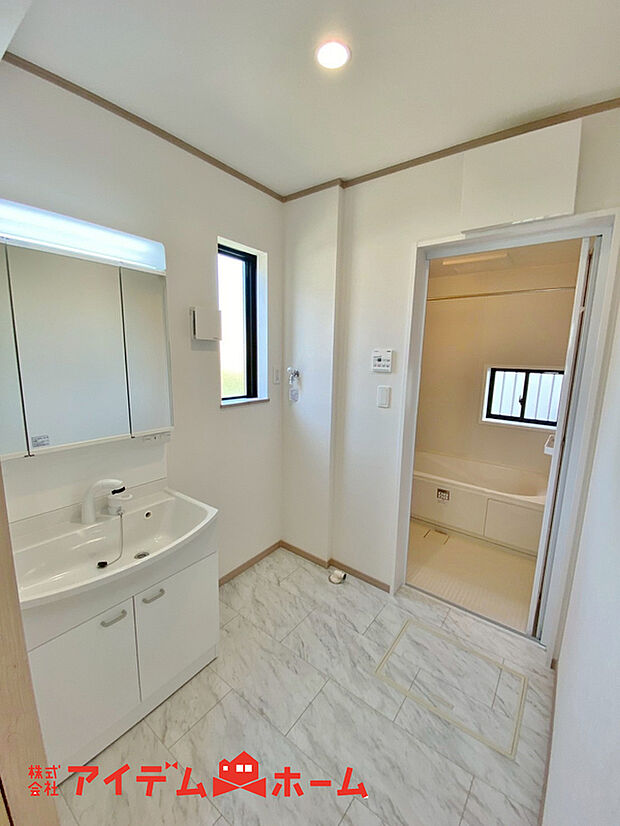 【洗面】ゆとりの洗面スペースで朝の身支度も快適スムーズに。3面鏡で髪のセットやお化粧もストレスなくこなせ、朝から気分良く通勤通学に向かえそうですね!鏡の裏にはたっぷりと収納スペースを標準装備!