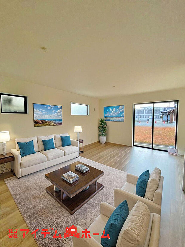 【リビング】ここにはみんなが集い、食事と楽しい会話が始まる。話に夢中になりすぎて、ついつい時を忘れてしまう。そんな束の間の幸せを感じさせてくれる場所。