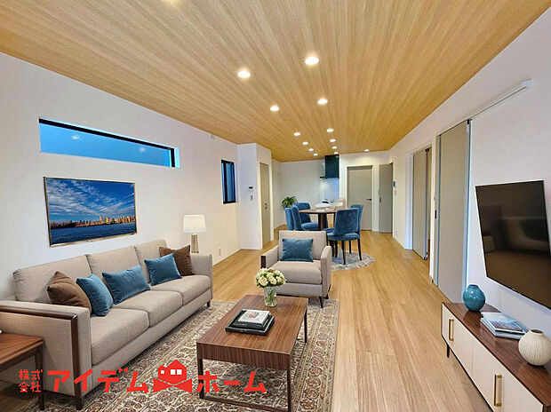 【リビング】室内にいても、たっぷりの陽光と爽やかな風を感じて頂ける、開放感あふれるリビングです。ご家族と穏やかに過ごす、心地の良い時間が流れます。