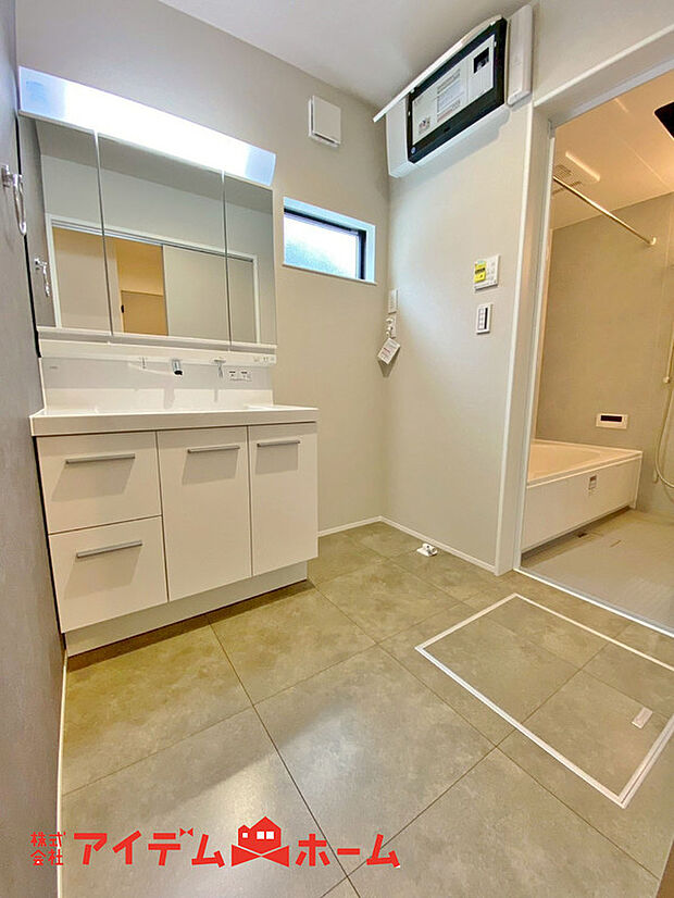 【洗面】ゆとりの洗面スペースで朝の身支度も快適スムーズに。3面鏡で髪のセットやお化粧もストレスなくこなせ、朝から気分良く通勤通学に向かえそうですね!鏡の裏にはたっぷりと収納スペースを標準装備!