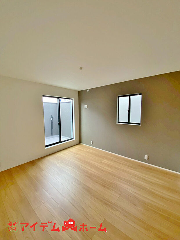 【洋室】大きな窓からたっぷりの日差しが降り注ぐ明るい室内です。気持ちの良い朝日を受けて、目覚めの良い健康的な朝を迎えられそうです。