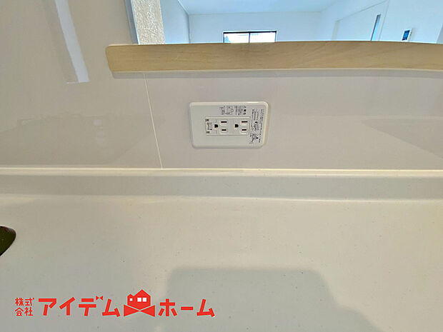 【キッチンコンセント】キッチンには便利なコンセントつきです。電子調理機器も使用可能で料理の幅も広がります。
