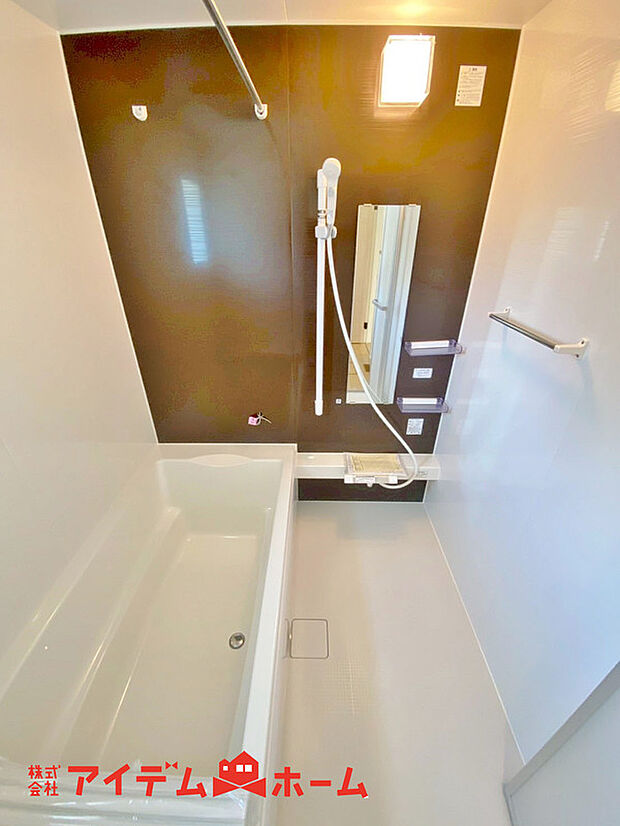 【浴室】賃貸にはない、1坪タイプのバスルーム。ゆったり足が伸ばせるので、毎日の疲れを癒やすバスタイムを実現。ご家族みんなでも入れますね。浴室換気乾燥機付きで浴室内干しも可能！