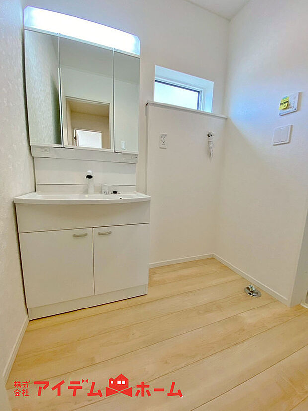 【洗面】ゆとりの洗面スペースで朝の身支度も快適スムーズに。3面鏡で髪のセットやお化粧もストレスなくこなせ、朝から気分良く通勤通学に向かえそうですね!鏡の裏にはたっぷりと収納スペースを標準装備!