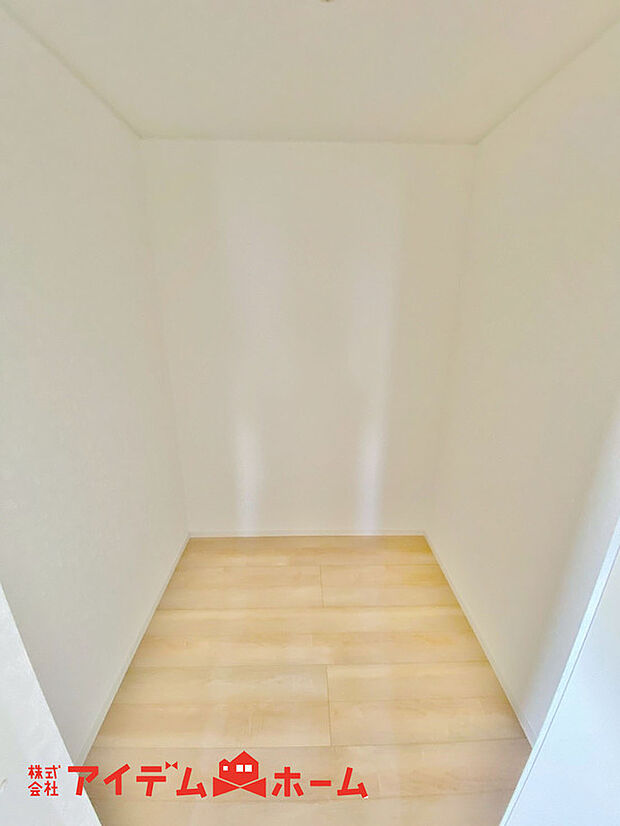 【WIC】収納に便利なウォークインクローゼット。お部屋の中をすっきりお使いいただけます。