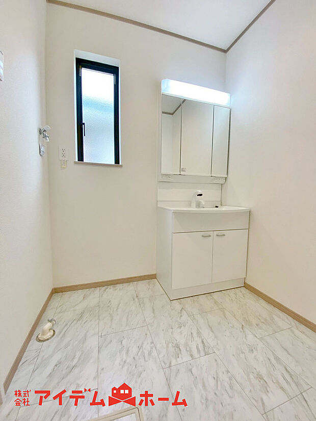 【洗面】ゆとりの洗面スペースで朝の身支度も快適スムーズに。３面鏡で髪のセットやお化粧もストレスなくこなせ、朝から気分良く通勤通学に向かえそうですね！鏡の裏にはたっぷりと収納スペースを標準装備！
