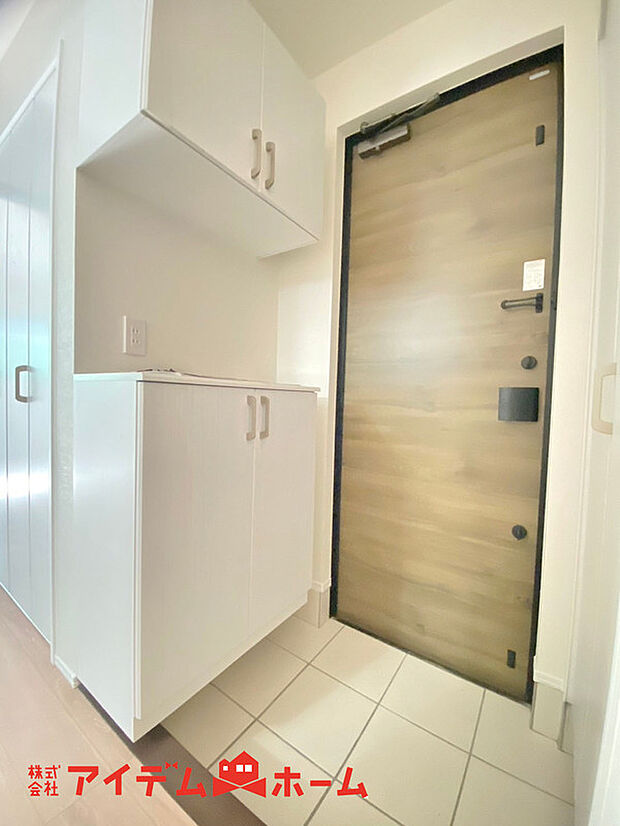 【玄関】住まう人も来客も入った時にワクワクさせてくれるオシャレな玄関。収納もたっぷりあるので、靴がたくさんあっても安心！気持ちの良い朝は、毎日ここからスタートしていきます。