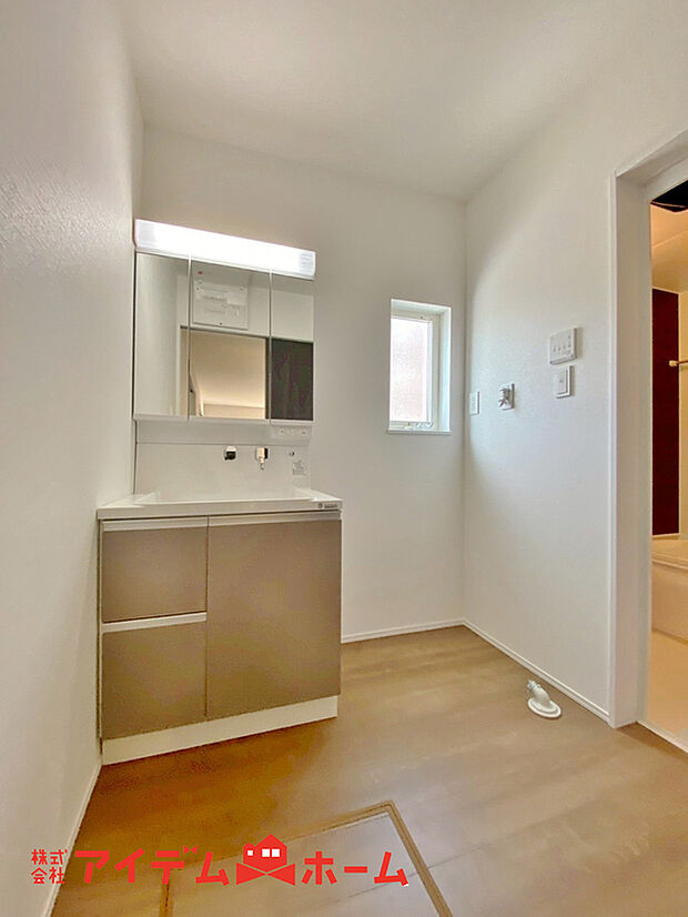 【洗面】ゆとりの洗面スペースで朝の身支度も快適スムーズに。3面鏡で髪のセットやお化粧もストレスなくこなせ、朝から気分良く通勤通学に向かえそうですね!鏡の裏にはたっぷりと収納スペースを標準装備!